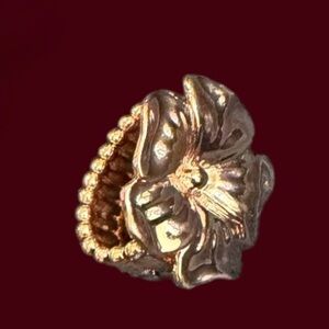 ELEGANT GOLD-TONE STRETCH FLORAL RING